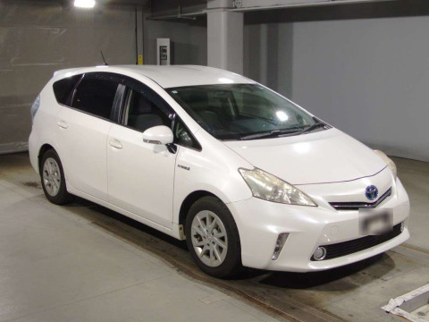 2013 Toyota Prius alpha ZVW41W[1]