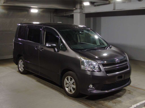 2008 Toyota Noah ZRR70W[1]