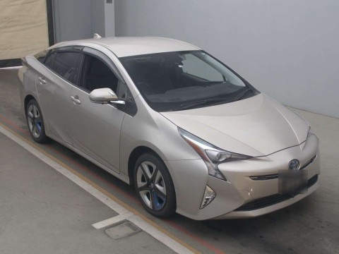 2016 Toyota Prius ZVW55[2]