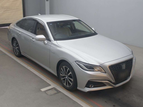 2018 Toyota Crown Hybrid AZSH20[2]