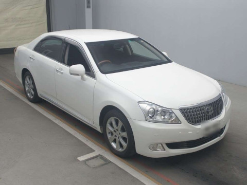 2009 Toyota Crown Majesta URS206[2]