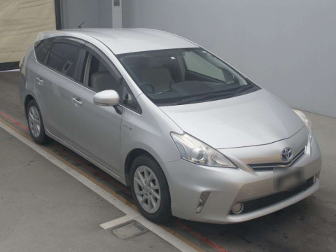 2013 Toyota Prius alpha ZVW40W[2]