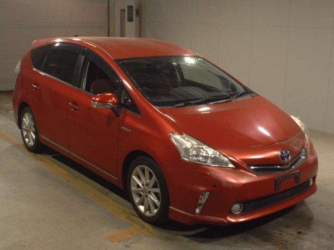 2014 Toyota Prius alpha ZVW41W[2]