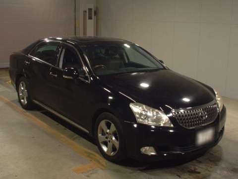 2010 Toyota Crown Majesta URS206[2]