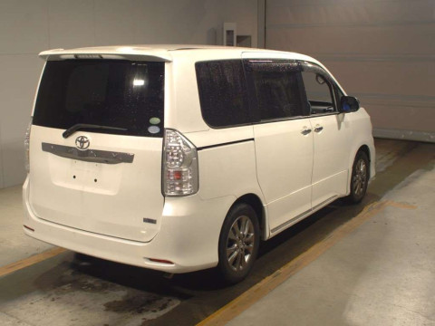 2013 Toyota Voxy ZRR70W[1]