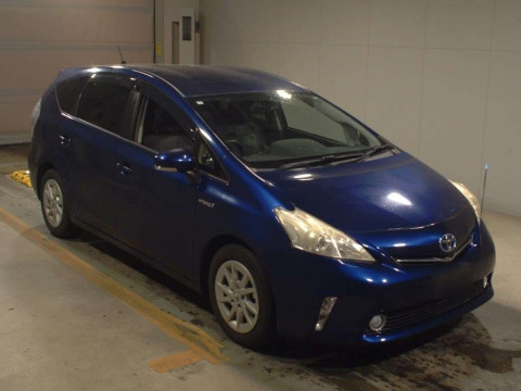 2013 Toyota Prius alpha ZVW40W[2]