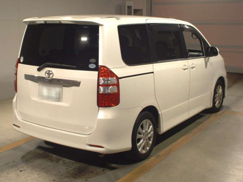 2010 Toyota Noah ZRR70W[1]