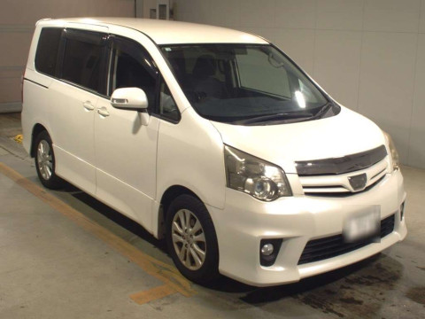 2010 Toyota Noah ZRR70W[2]