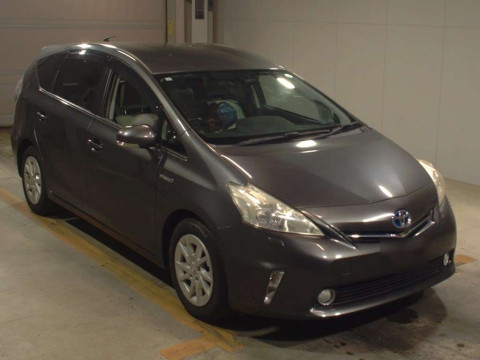 2011 Toyota Prius alpha ZVW40W[2]