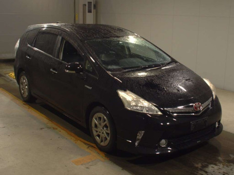 2014 Toyota Prius alpha ZVW41W[2]