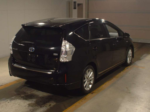 2013 Toyota Prius alpha ZVW41W[1]