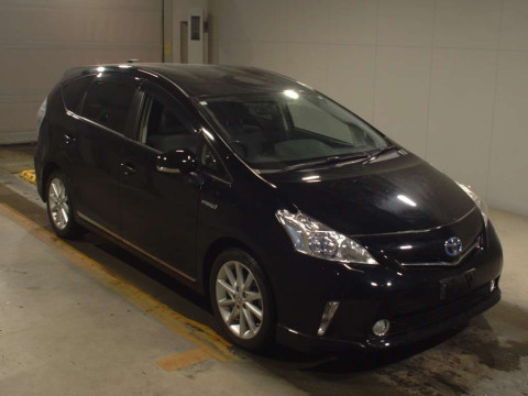 2013 Toyota Prius alpha ZVW41W[2]