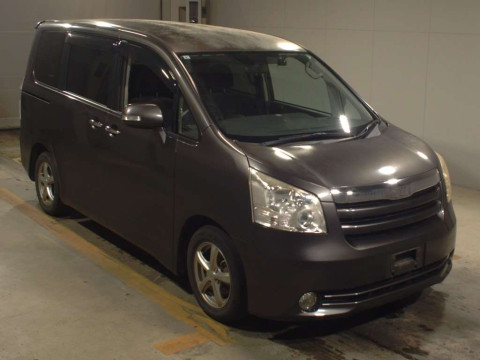 2009 Toyota Noah ZRR70G[2]