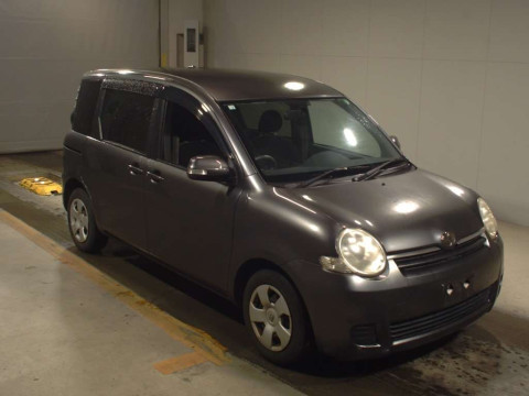 2010 Toyota Sienta NCP81G[2]