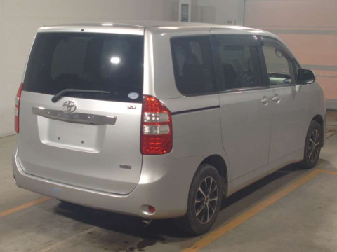 2010 Toyota Noah ZRR70G[1]