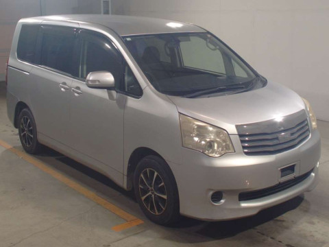 2010 Toyota Noah ZRR70G[2]