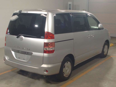 2002 Toyota Noah AZR60G[1]