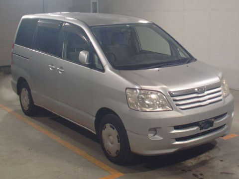 2002 Toyota Noah AZR60G[2]