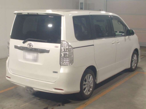 2011 Toyota Noah ZRR70W[1]