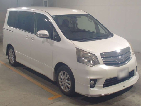 2011 Toyota Noah ZRR70W[2]