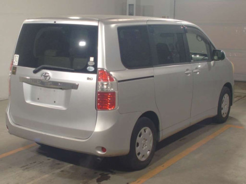 2007 Toyota Noah ZRR70G[1]