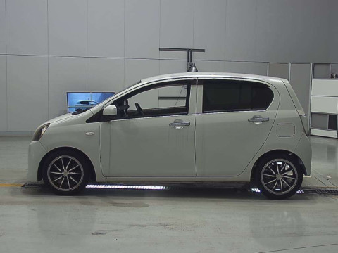 2011 Daihatsu Mira es LA300S[1]