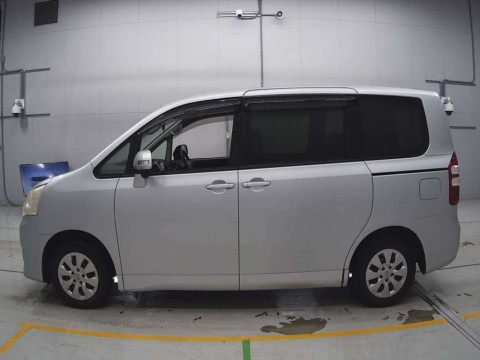 2011 Toyota Noah ZRR70G[2]