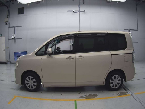 2010 Toyota Voxy ZRR70G[1]