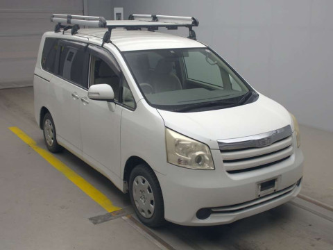 2010 Toyota Noah ZRR70G[2]