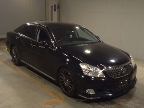 2011 Toyota Crown Majesta URS206[1]