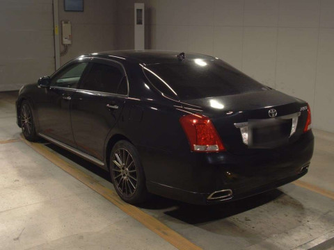 2011 Toyota Crown Majesta URS206[2]