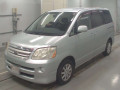 2004 Toyota Noah