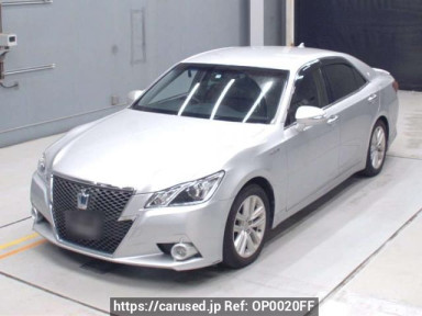 Toyota Crown Hybrid AWS210