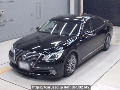 Toyota Crown Hybrid AWS210