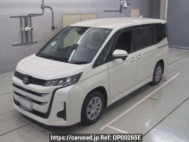 Toyota Noah ZWR90W