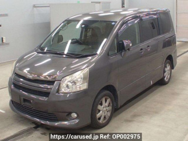 Toyota Noah ZRR75W