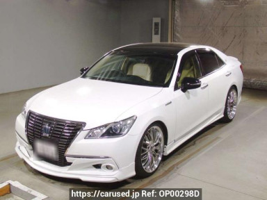 Toyota Crown Hybrid AWS210