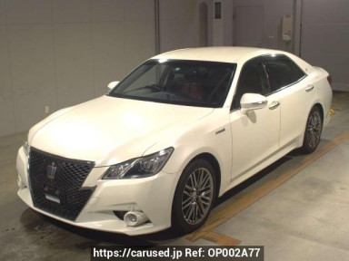 Toyota Crown Hybrid AWS210