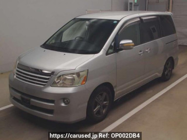 Toyota Noah AZR60G