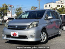 Toyota Isis CBA-ZNM10W