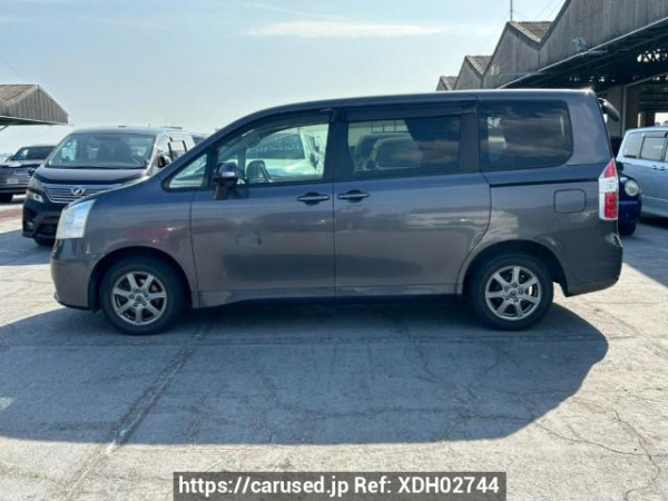 Used2010 AT Toyota Noah ZRR70GImage[3]