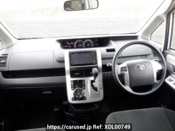 Used 2011 AT toyota noah ZRR70G Image[17]