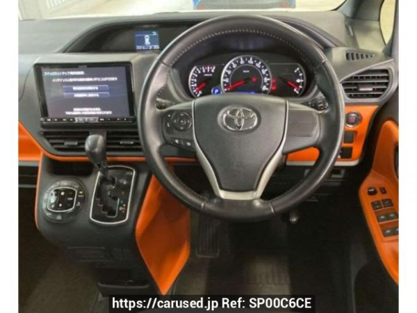 Used2014 AT Toyota Voxy ZRR85WImage[2]