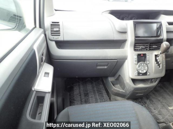 Used 2008 AT toyota voxy ZRR70W Image[14]