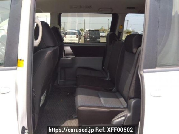 Used 2008 AT toyota voxy ZRR70W Image[16]