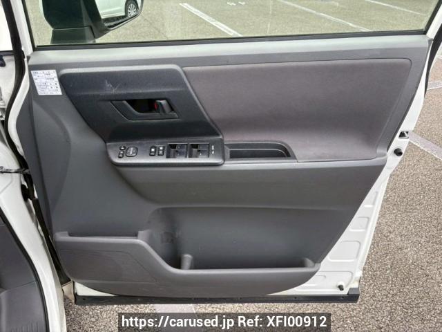 Buy Used 2010 Toyota Voxy ZRR70G (XFI00912) - Carused.jp