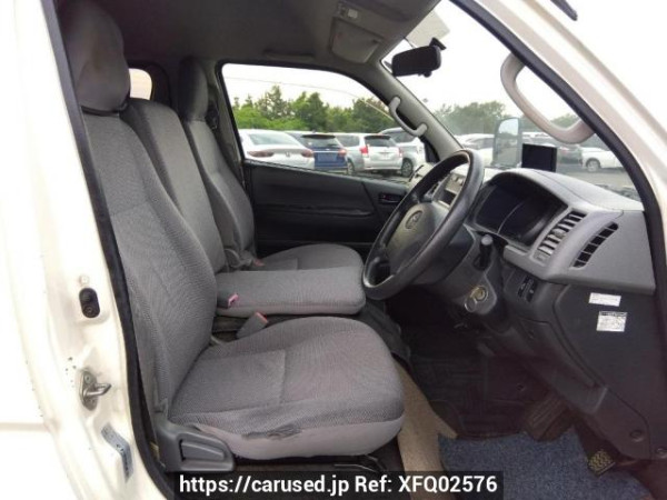 Used 2005 AT toyota regiusace-van TRH200K Image[12]