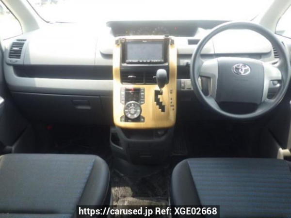 Used 2007 AT toyota voxy ZRR70W Image[16]