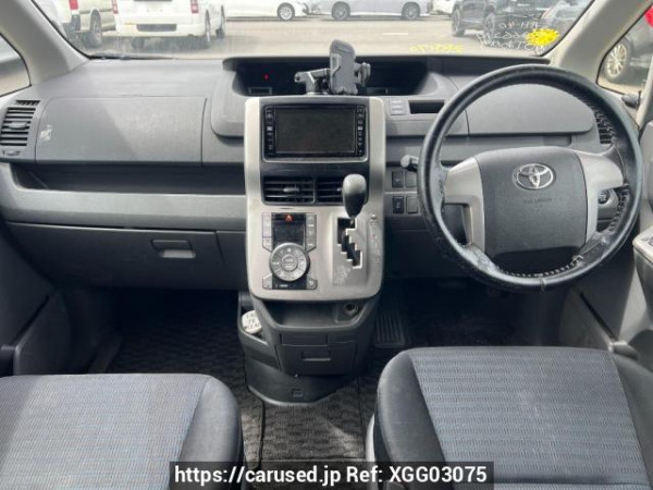 Used 2007 AT toyota voxy ZRR70W Image[16]