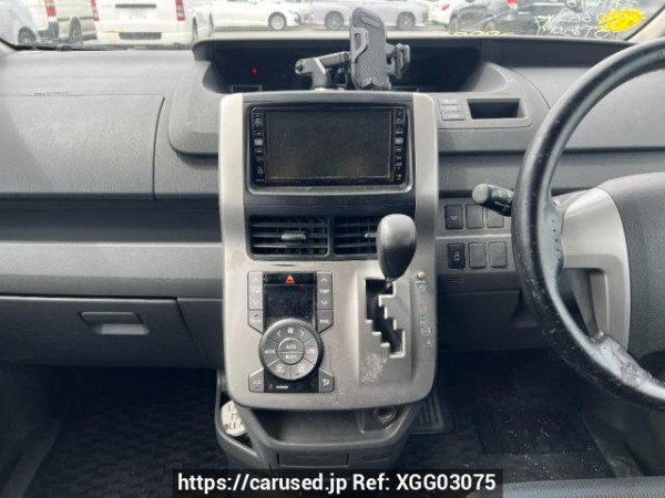 Used 2007 AT toyota voxy ZRR70W Image[18]